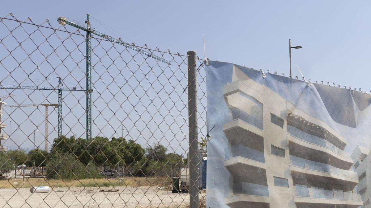 Promoción de viviendas en L'Alqueria de Sant Joan, con varias grúas de construcción