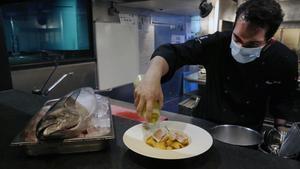 El chef Alain Saez prepara su marmitako de bonito en el restaurante Sagardi.