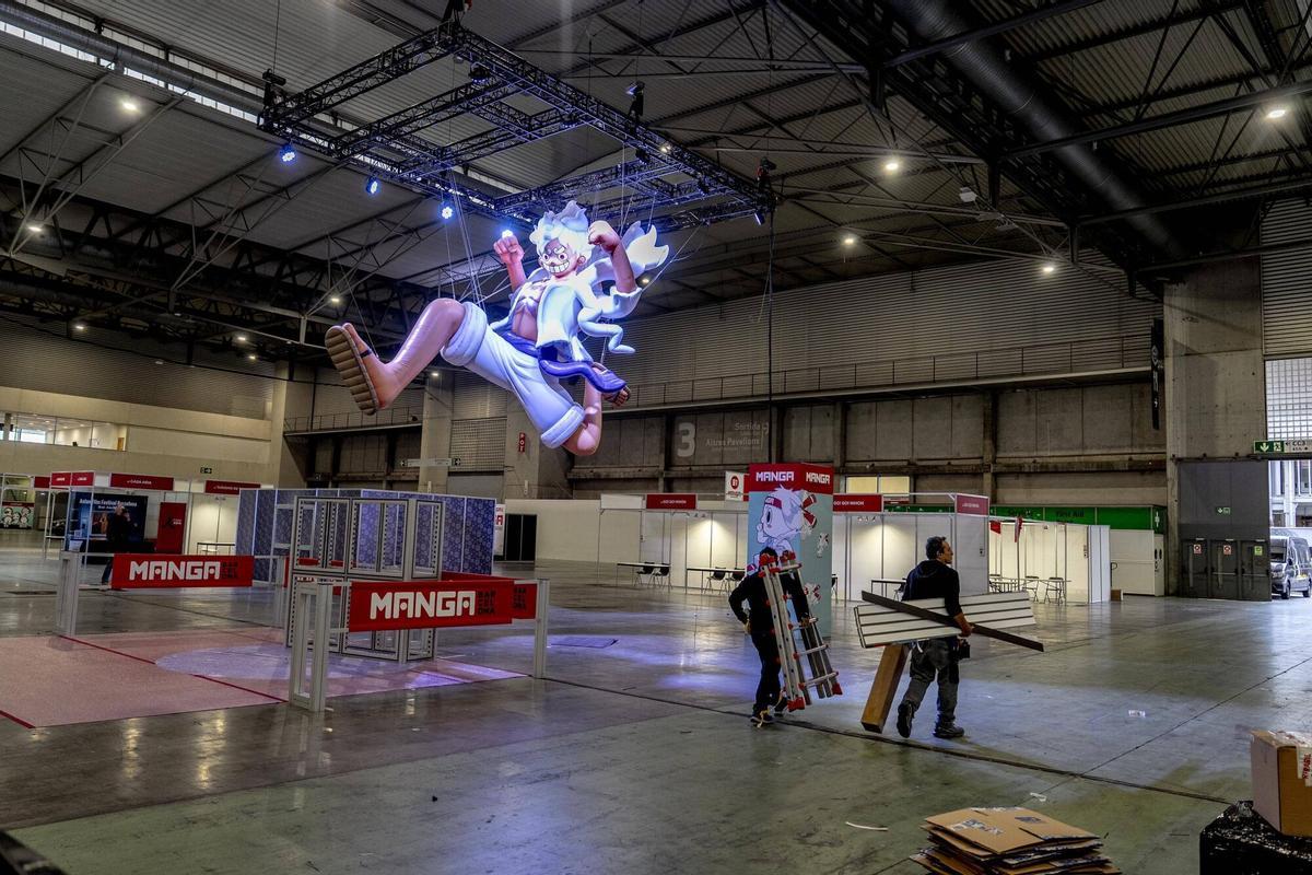 Barcelona 04/12/2025 Preparativos en el salón del manga que se inaugura mañana en la Fira de Gran Via Fotografía de Ferran Nadeu