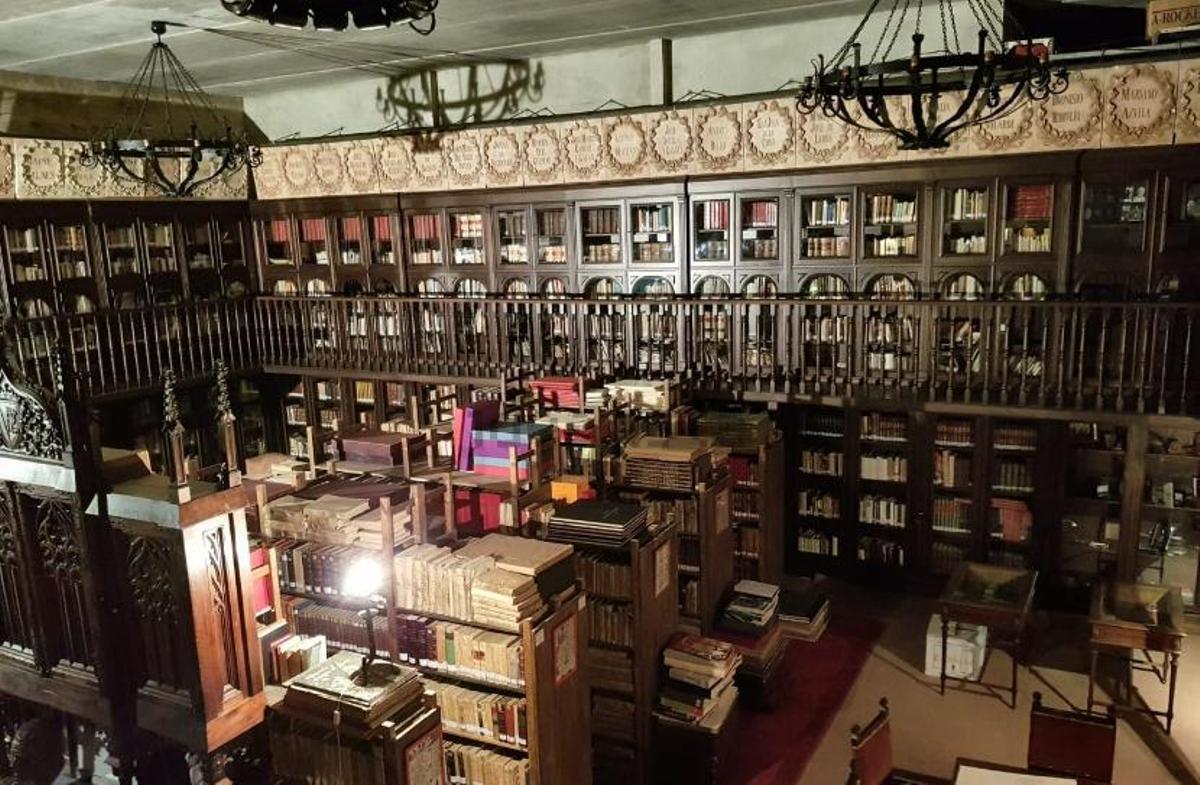 Interior de la biblioteca del castillo de Castilnovo.