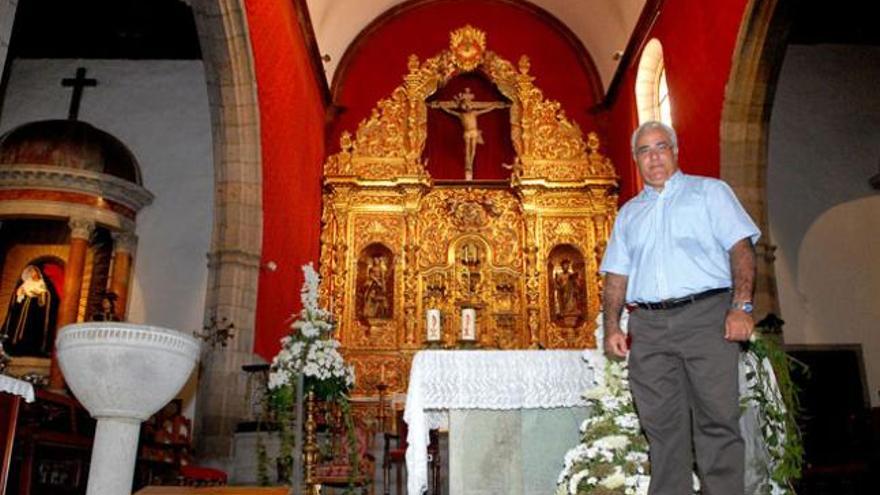 Francisco Javier Sosa Galindo, ayer, en la Basílica de San Juan y con el Cristo de Telde al fondo. | santi blanco