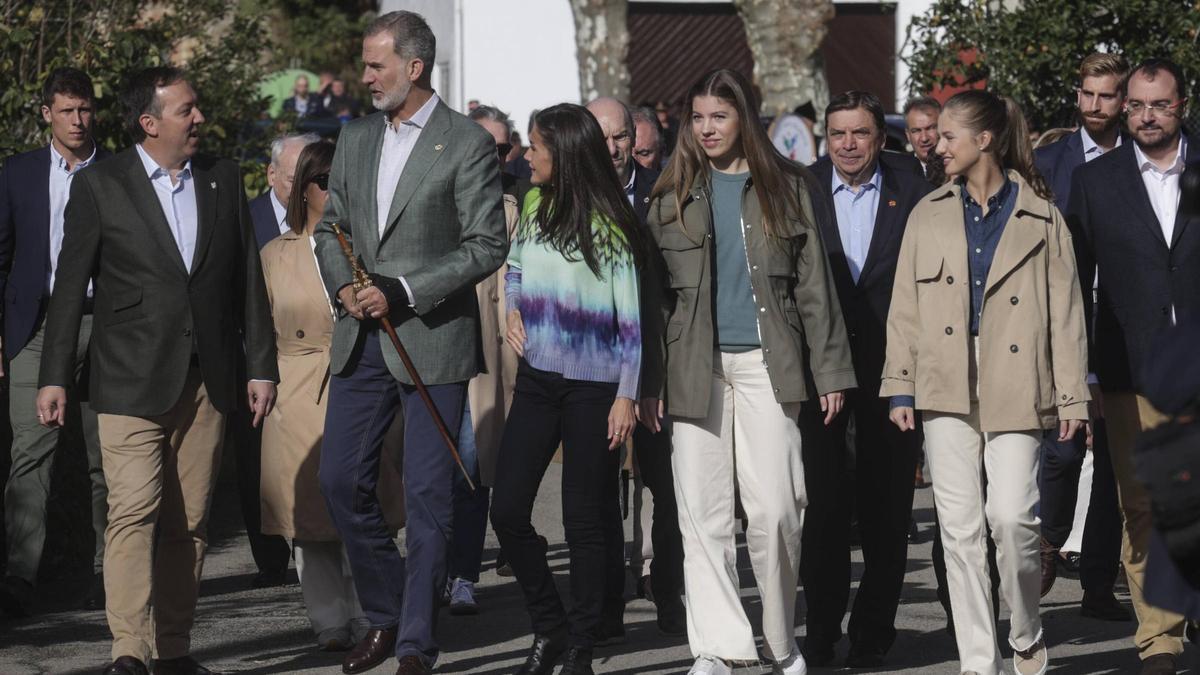 El alcalde de Villaviciosa, Alejando Vega, pasea junto a los Reyes