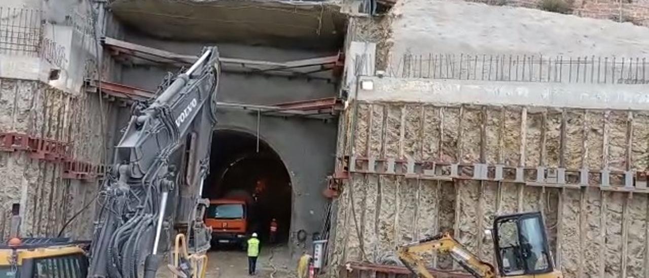 Una máquina especial perfora un túnel desde el ‘parking’ hasta el Parador del Castillo de Ibiza.