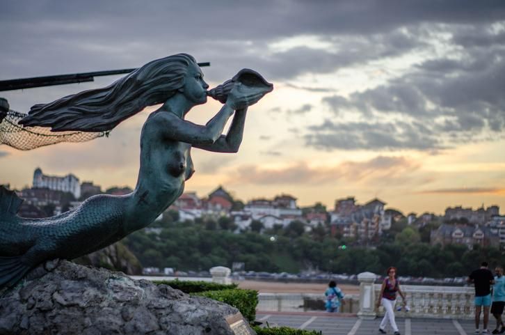 Esta sirena nos da la bienvenida al puerto de Santander junto al palacio de la Magdalena.