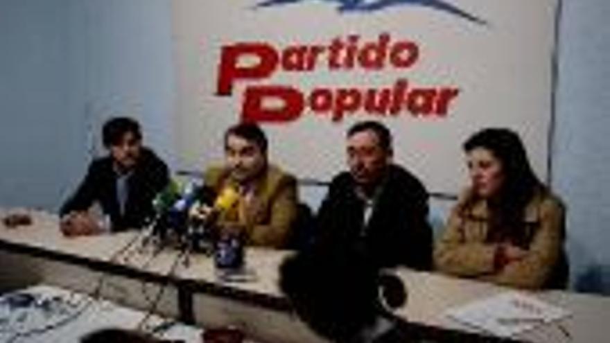 El PP se alía con el PSOE y pide el cese del alcalde de Salvaleón