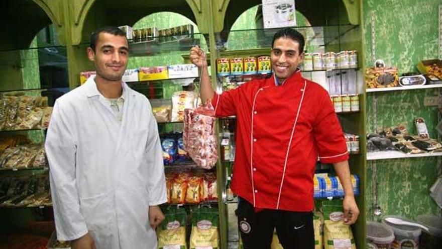 Hassan (dcha) y Khalid, en la Carnicería Pino.