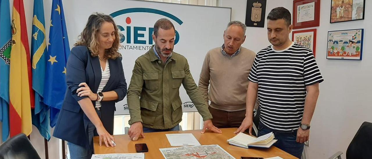 Por la izquierda, la técnica Marta Rodríguez, el alcalde Ángel García, el técnico Juan Carlos Álvarez y el edil Javier Rodríguez, en una imagen de archivo. | LUJÁN PALACIOS