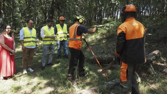 Autoridades presencian las enseñanzas del curso del Issga en Lalín. | BERNABÉ