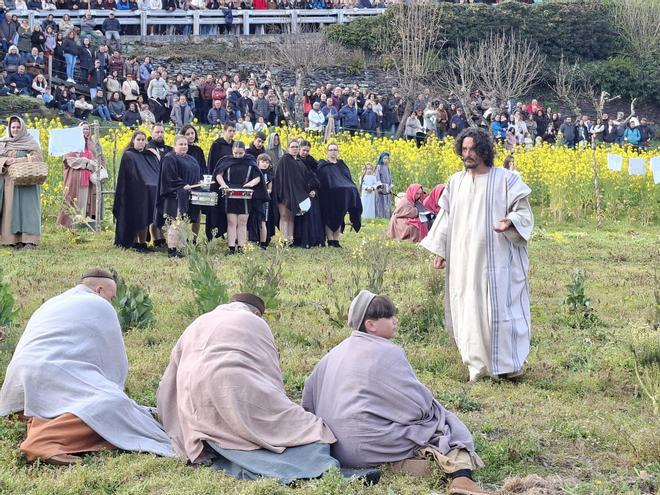 En imágenes: Villanueva de Oscos se llena para celebrar un multitudinario viacrucis viviente