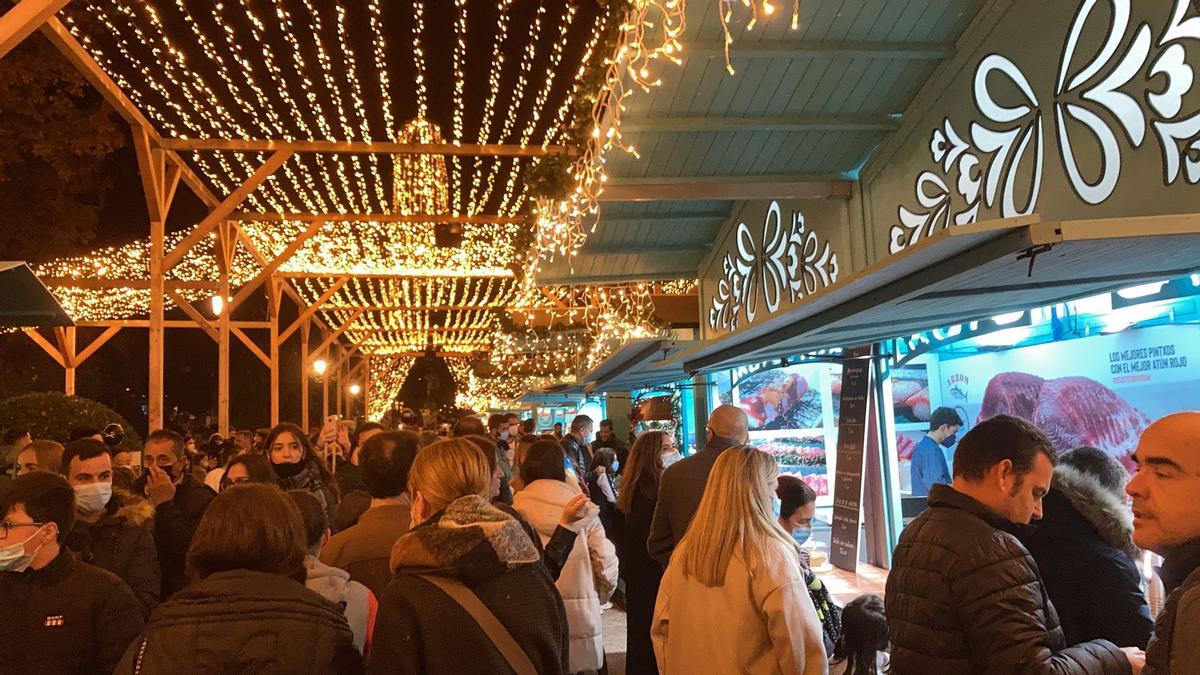 Cientos de personas ya recorren el Cíes Market en la Alameda