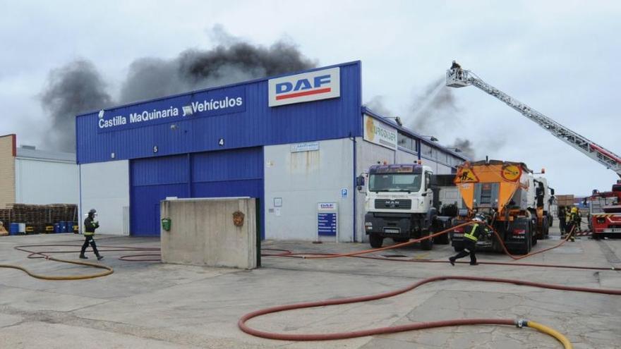 Los bomberos de Burgos trabajan en sofocar las llamas en las instalaciones del taller siniestrado