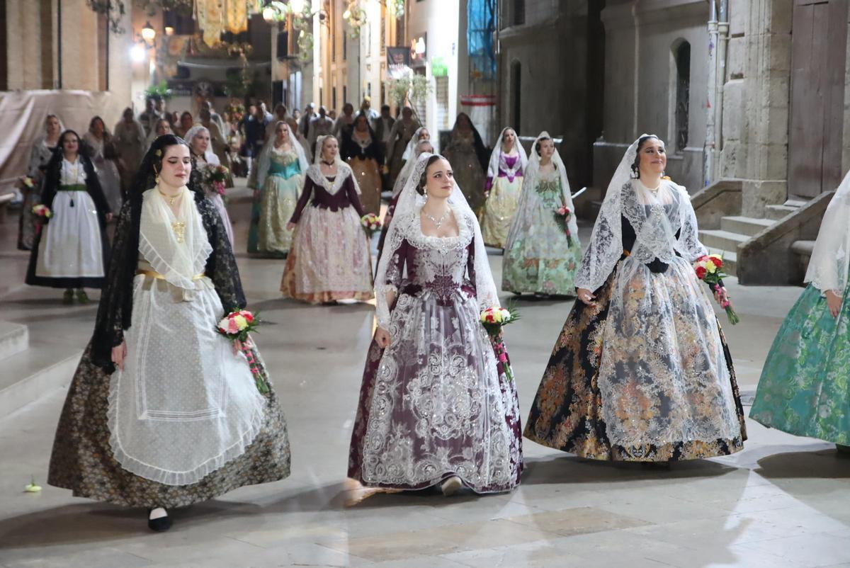 Todas las fotos de la ofrenda del 18 de marzo por la calle San Vicente hasta la 22:30 horas