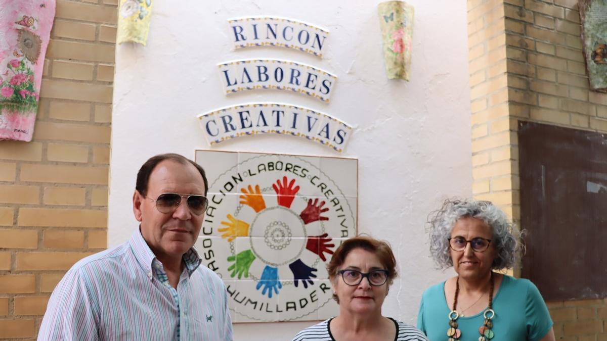 El alcalde de Humiladero, Miguel Asencio, con la presidenta de la asociación, Manoli Rodríguez, y la edil Juana Ruiz.