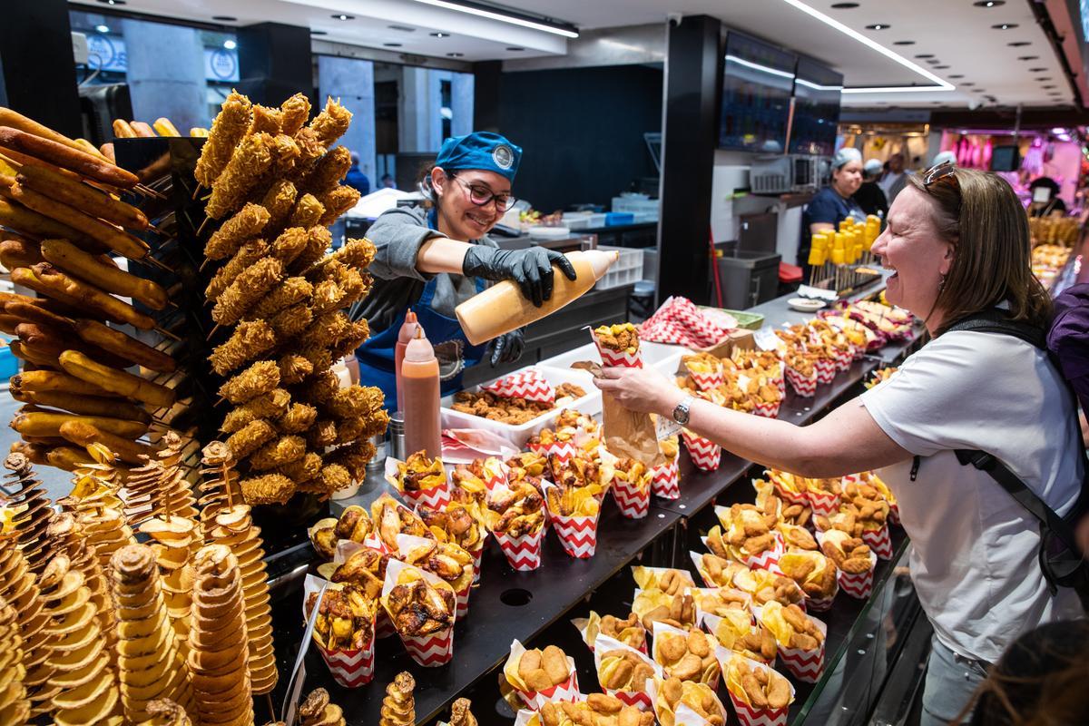 La Boqueria reclama una regulació específica per domesticar el seu èxit turístic