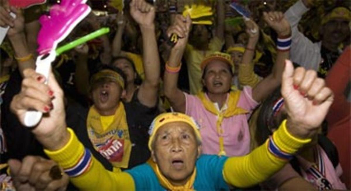 Manifestants antigovernamentals celebren la resolució del Constitucional de Tailàndia.