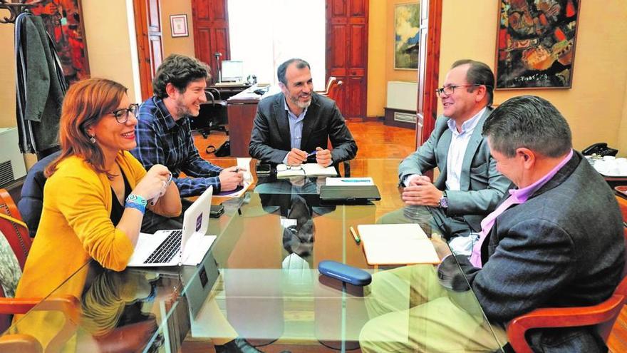 Imagen de la reunión entre Podemos y la conselleria de Turismo, que fue tensa según los podemitas y distendida para Barceló.