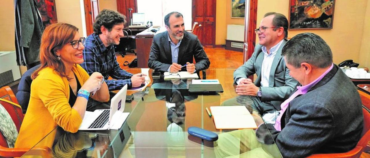 Imagen de la reunión entre Podemos y la conselleria de Turismo, que fue tensa según los podemitas y distendida para Barceló.