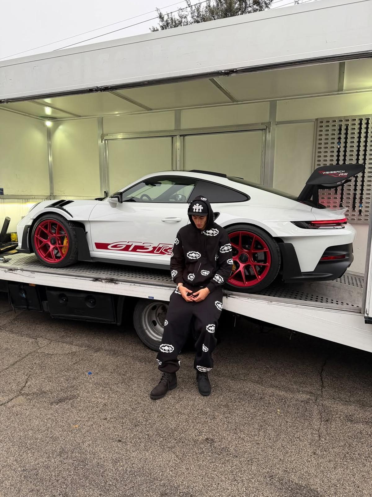 Plex posaba junto a su nuevo Porsche en Instagram
