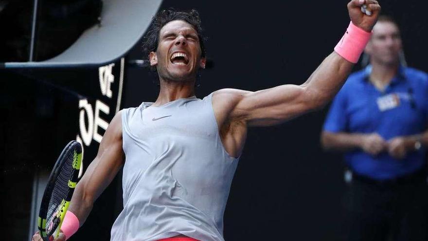 Nadal celebra su victoria y el pase a la tercera ronda del Abierto de Australia.