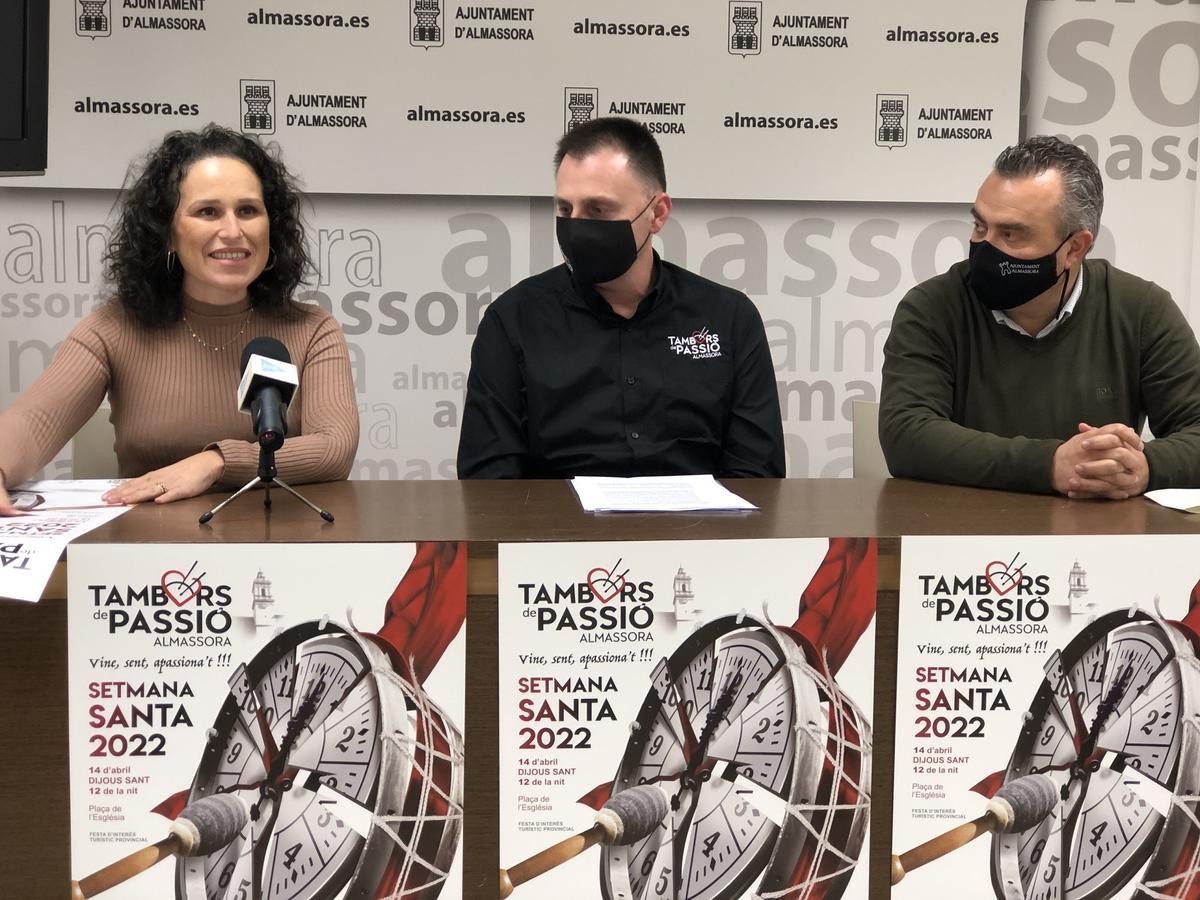 De izquierda a derecha, la alcaldesa, Merche Galí; el presidente de Tambors de Passió, Damián Aguilella; y el concejal de Cultura, Javier Mollá.