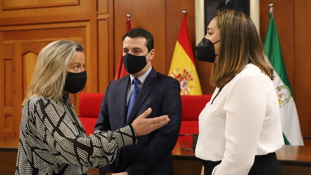 Isabel Albás, José María Bellido y María Luisa Gómez, el día de su presentación oficial.