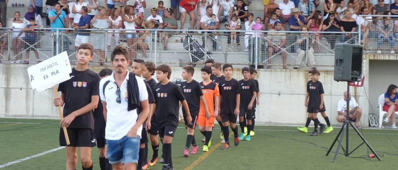 Es Pla infantil desfilando en el Torneig de sa Llum.