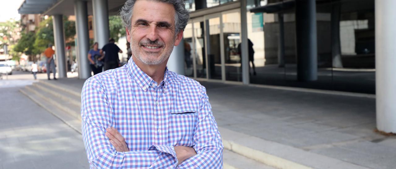 Francisco Javier Falo, en la entrada del Departamento de Sanidad del Gobierno de Aragón.