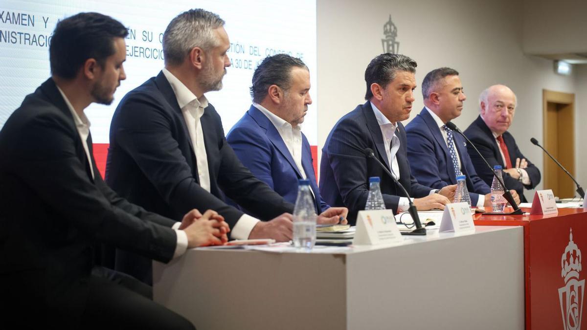 Por la izquierda, Guillermo Sampedro, Martin Hollaender, Alfonso Villalva, Alejandro Irarragorri, Javier Nogales y José María Segovia, durante una junta de accionistas.  | RSG