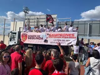 Puente Genil se tiñe de rojo: celebración histórica por el ascenso del Salerm Cosmetics Puente Genil