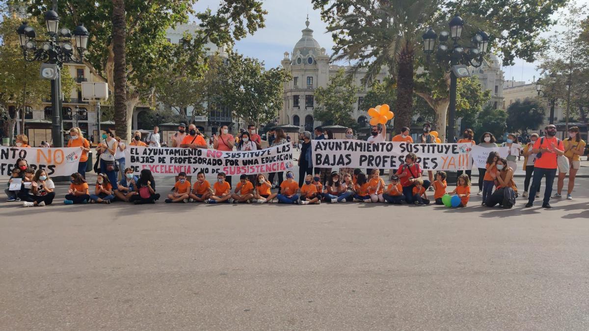 Protesta de la comunidad escolar del CEIP Fernando de los Ríos ante el Ayuntamiento de València.