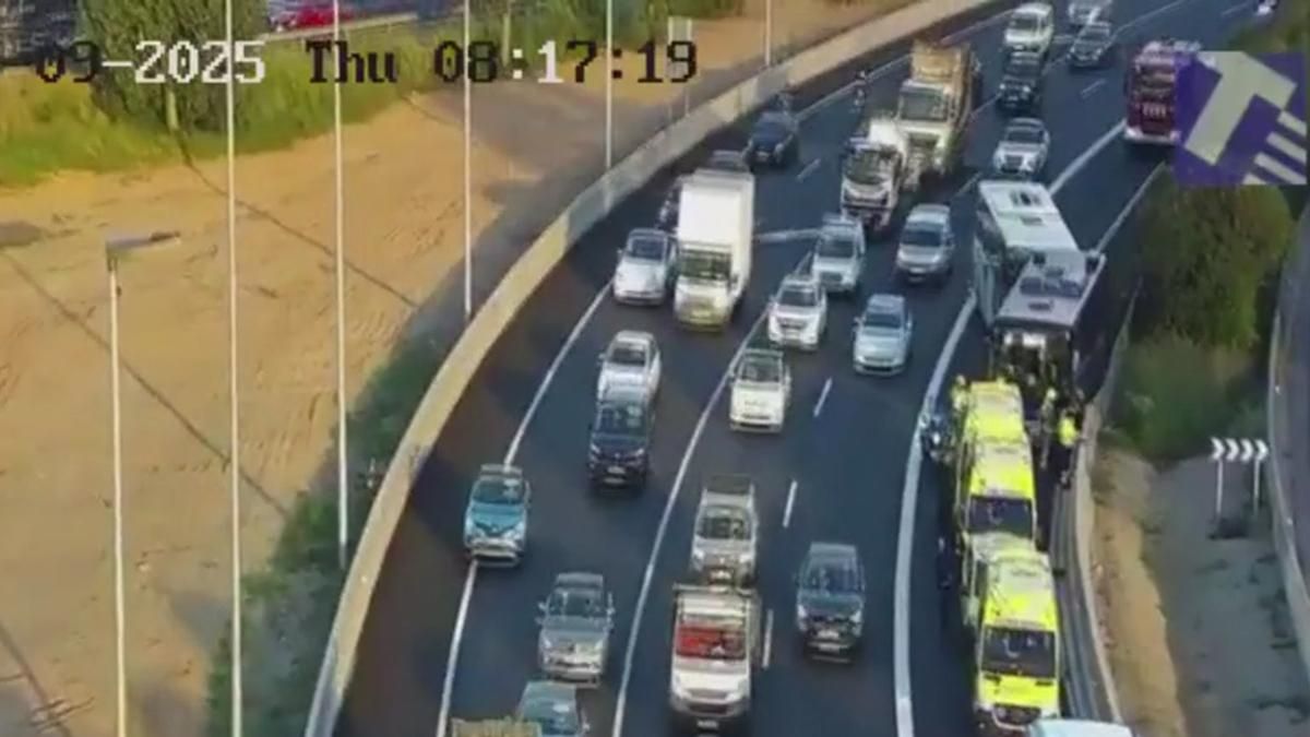 Un choque entre dos autobuses provoca largas retenciones en la B-23 en Sant Feliu