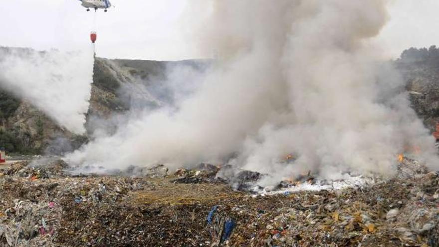 Un fuego intencionado arrasa un vertedero de residuos de construcción en Silleda