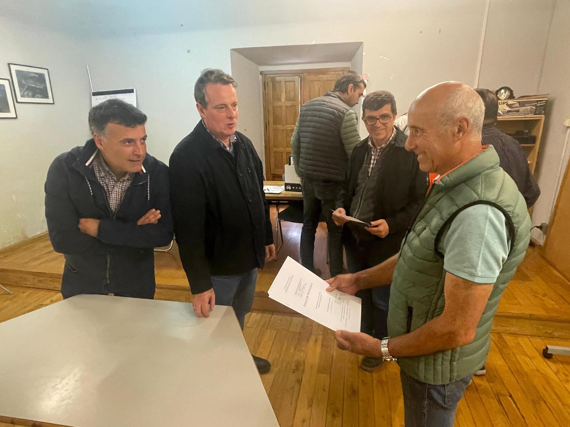 En imágenes: La entrega de los títulos de concentración a los vecinos de San Martín, en Cangas