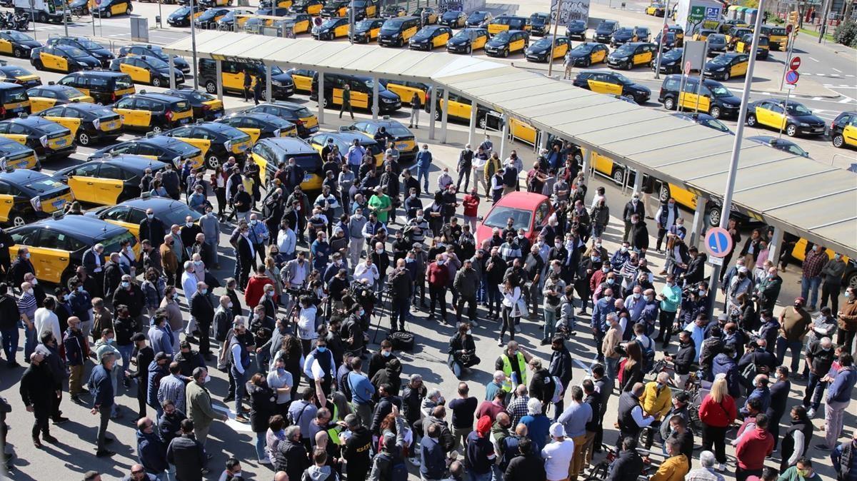 Protesta de taxistas en la estación de Sants.