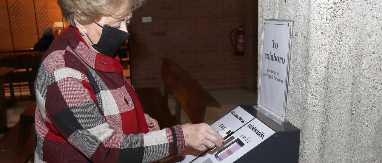 Una mujer usa el cepillo electrónico del Sagrado Corazón