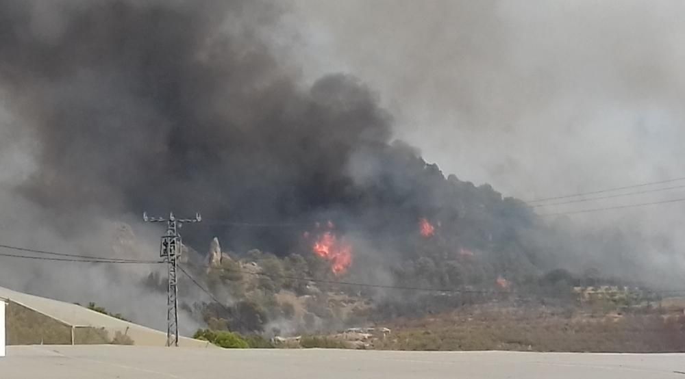 El incendio en Bolulla se descontrola