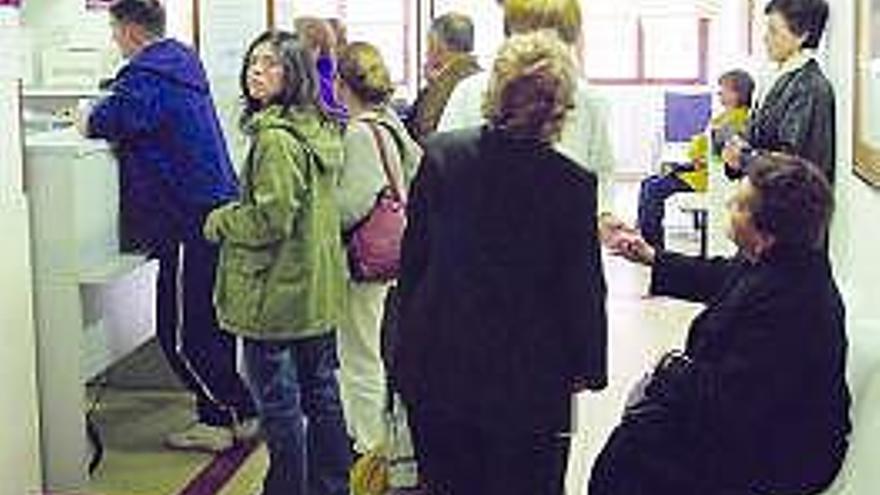 Imagen de archivo de pacientes en un centro de salud.