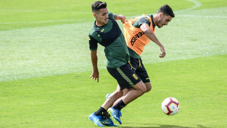 Yeremi Valerón -izquierda- pugna con Borja Herrera, esta pretemporada.