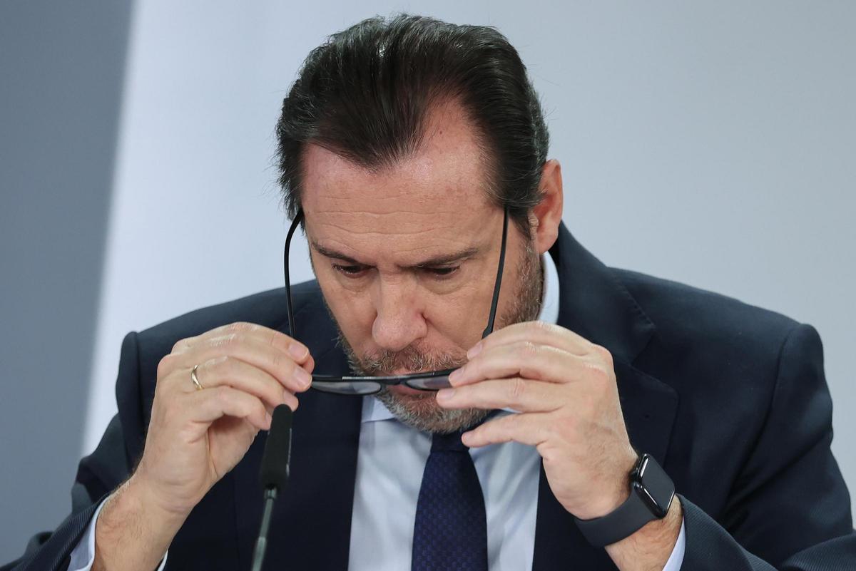 El ministro de Transportes y Movilidad Sostenible, Óscar Puente, este martes durante la rueda de prensa posterior al Consejo de Ministros en el Palacio de la Moncloa.