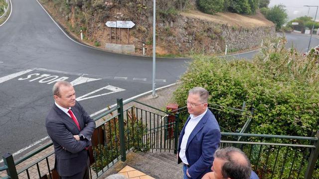 Augusto Hidalgo junto a José Luis Rodríguez, acompañaados de concejeles de Valleseco. | | LP/DLP