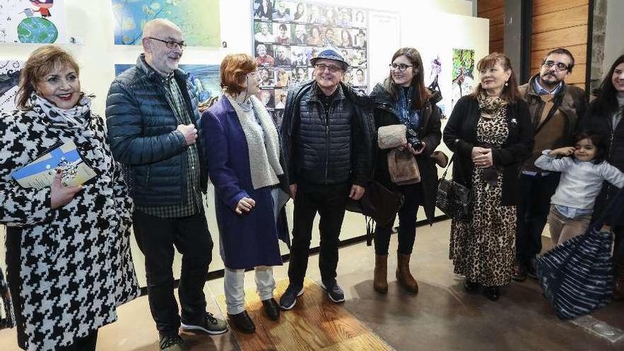 Ana López Chicano y Paco Abril, en el centro, durante la inauguración de la exposición.