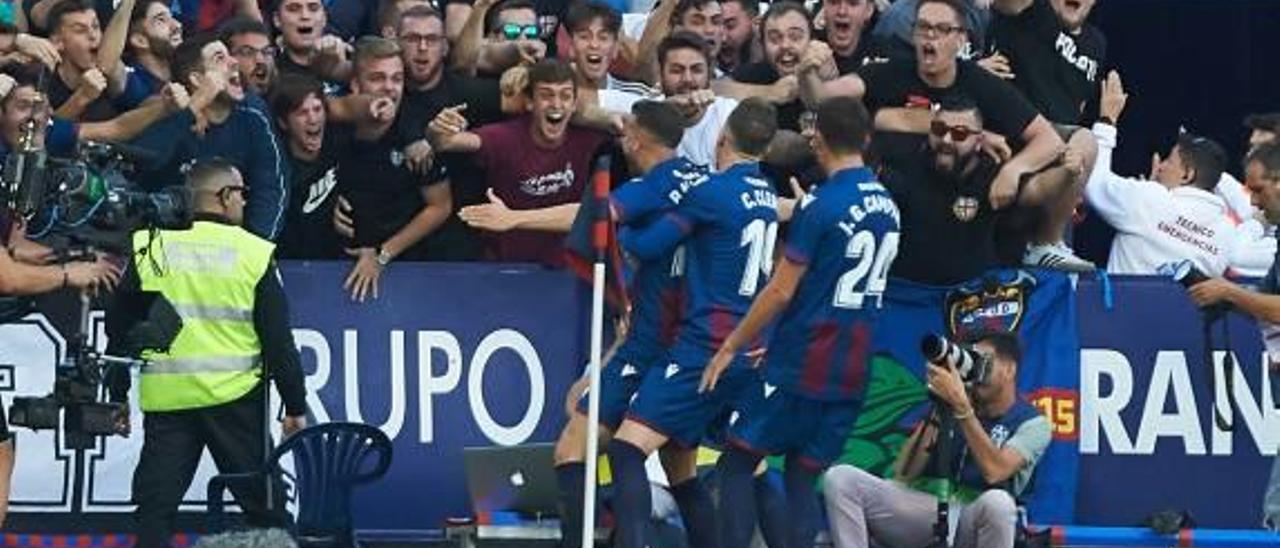 Futbolistas y afición celebran un gol ante el Barça.