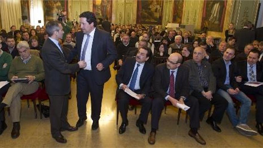 Moliner presentó en la diputación la central de contratación ante 150 representantes municipales de la provincia.