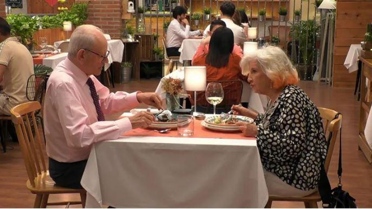 Polémica en First Dates por los desafortunados comentarios de un comensal a las camareras del programa: "Un poco de educación"