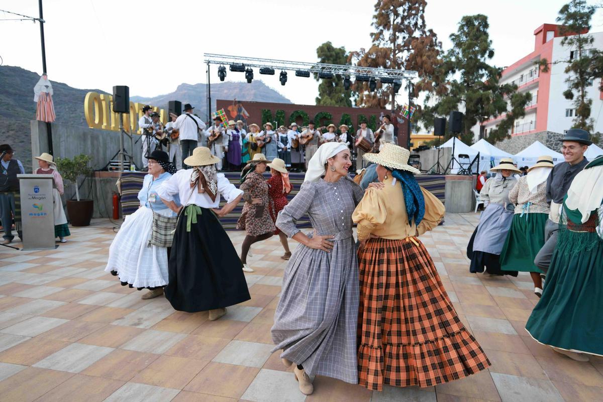 AF Los Pescadores y alumnado de Danza Folcórica de Escuelas Artísticas de Mogán del que forma parte la alcaldesa