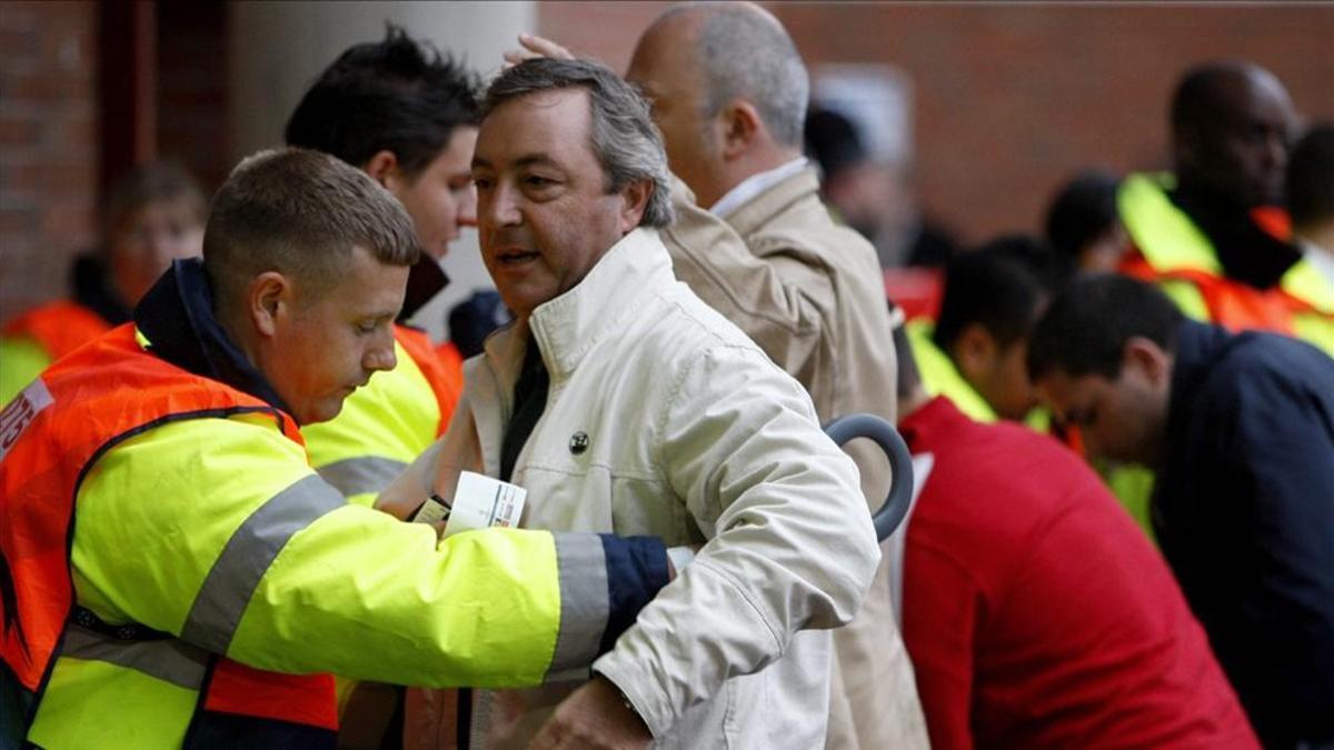 Inspecciones a los aficionados en las entradas de Old Trafford