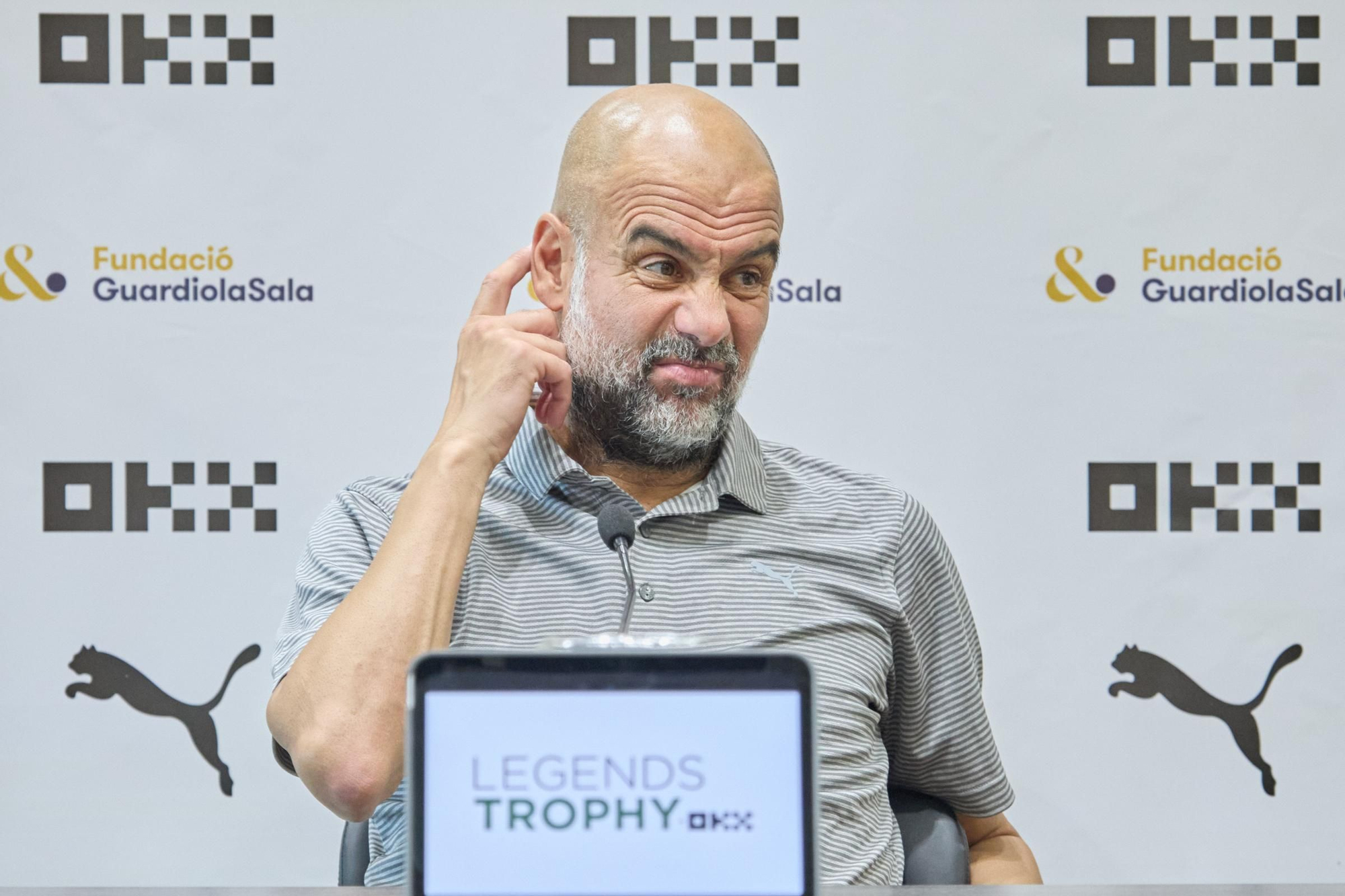 Les fotos de Pep Guardiola durant la roda de premsa del Legends Trophy