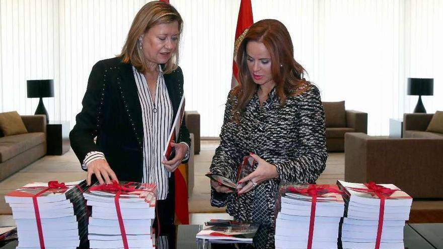 Del Olmo registra el proyecto de Presupuestos. Junto a ella, la presidenta de las Cortes, Silvia Clemente.