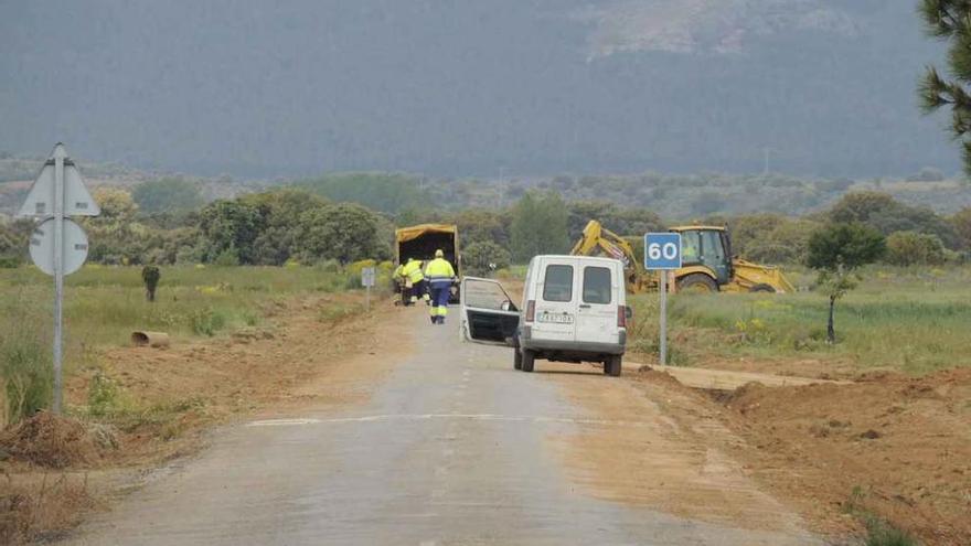 Trabajos en la carretera de Coomonte de la Vega a Villaferrueña, en la mañana de ayer.