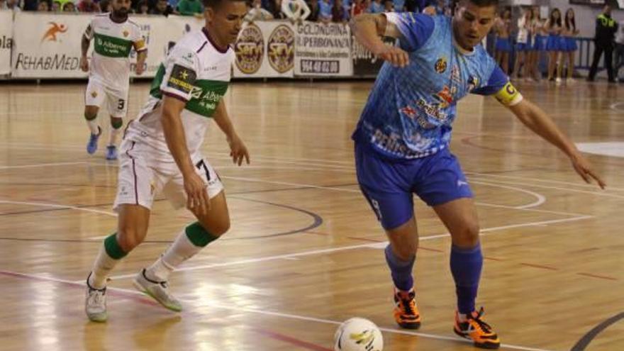 Carlos Anós presiona a un jugador del Peñíscola.